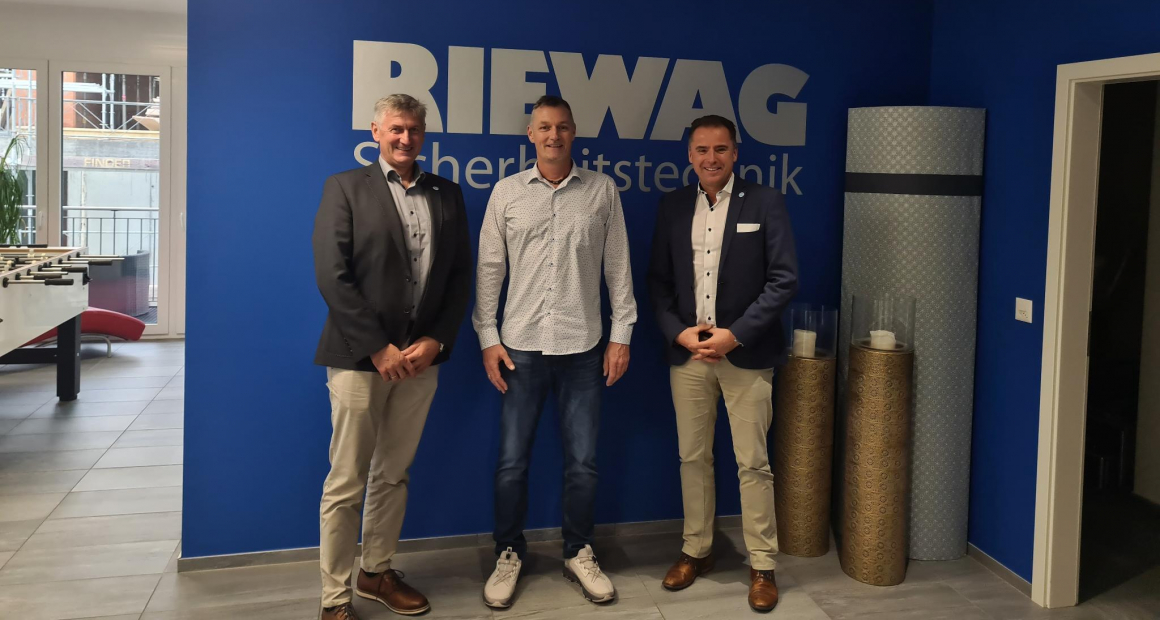 v.l.n.r. Christian Moser, Daniel Rickenbach und Steffen Bluhm (CEO der Scutum Group Central Europe GmbH); Foto: Scutum Group. v.l.n.r. Christian Moser, Daniel Rickenbach und Steffen Bluhm (CEO der Scutum Group Central Europe GmbH); Foto: Scutum Group.