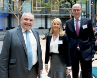 Verwaltungsrat Friedrich P. Kötter, Ministerialdirektorin Dagmar Busch und Brigadegeneral Michael Baumann (v. r.).